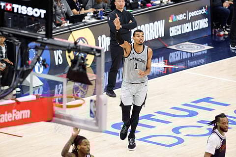 Victor Wembanyama calls for the ball 