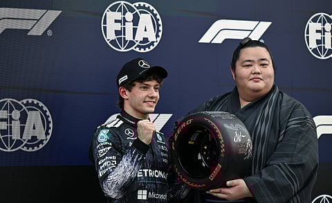 Kimi Antonelli poses with Japanese sumo wrestler Kotozakura Masakatsu II