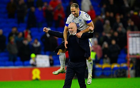 Sergej Barbarez celebrates with Nikola Katic after win over Italy in the playoff final
