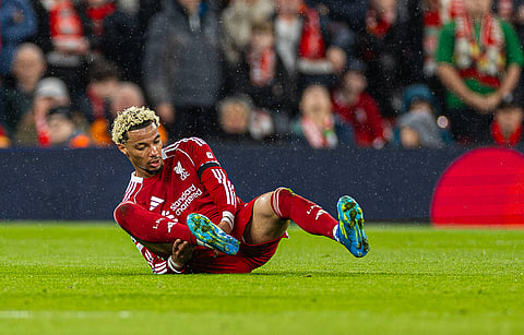 Hugo Ekitike goes down injured against PSG