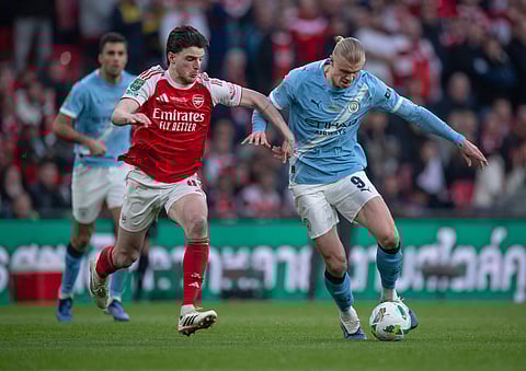 Declan Rice competing with Erling Haaland for the ball