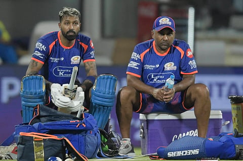 Mahela Jayawardene with captain Hardik Pandya