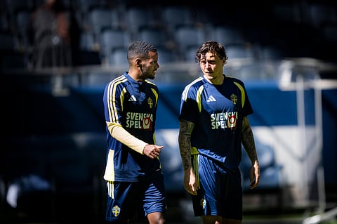 Alexander Isak and Victor Lindelof during training