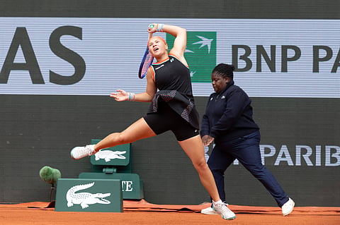 Diana Shnaider in action against Aryna Sabalenka