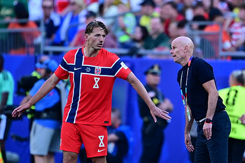 Stale Solbakken talks with Sander Berge during their opening game against Iraq