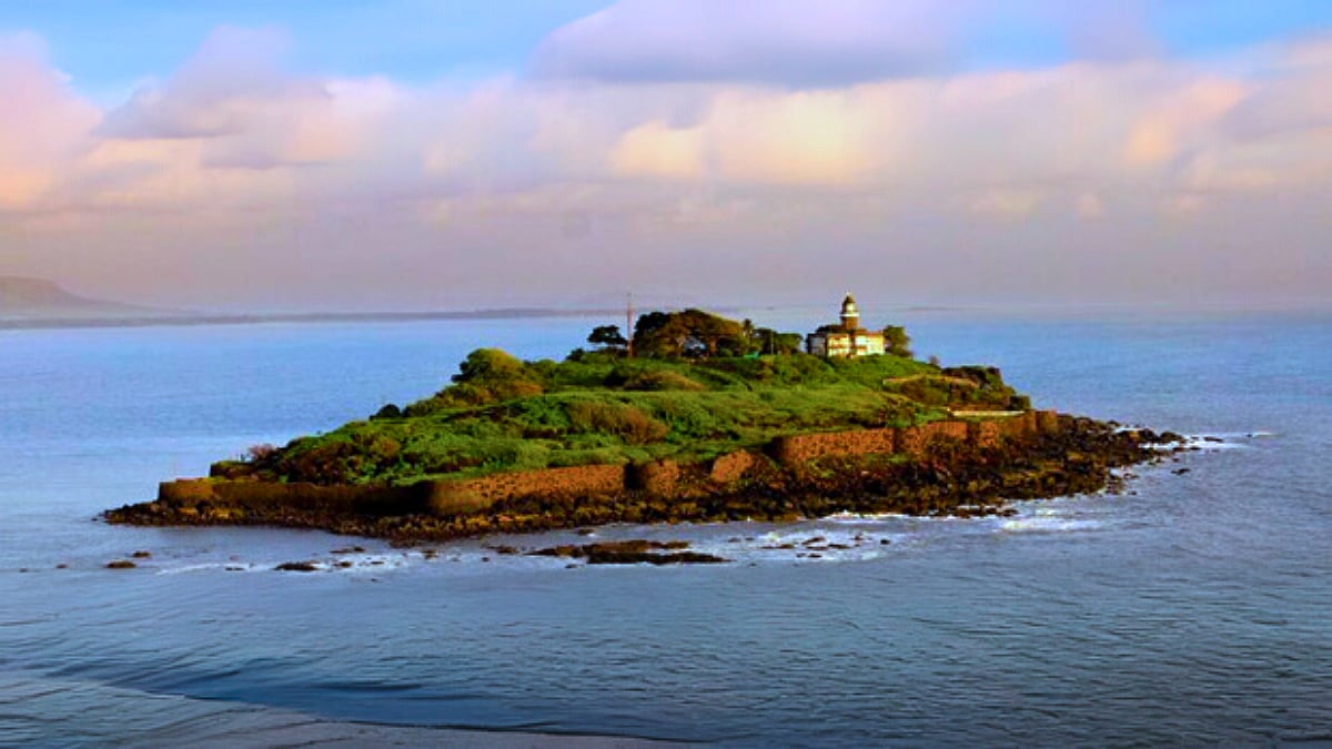 Khanderi sea fort in Arabian Sea