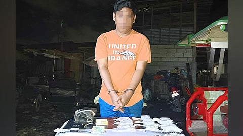 SUSPEK: Ang suspek nga si Andrian Aro, alyas Tagodo, 24, ulitawo, taga Sityo Wang-yo, Brgy.y Alaska Mambaling, siyudad sa Sugbo, nakuhaan og drugas nga mobalor og P1,734,000 atol sa buy-bust sa kapulisan sa Purok Kapayas, Barangay San Roque, dakbayan sa Talisay alas 10:26 sa gabii sa Martes, Nobiyembre 7, 2023. / Tampo