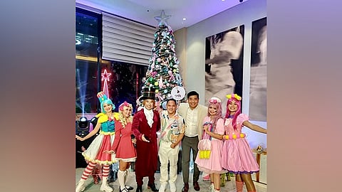 AT SEDA CENTRAL BLOC. General manager Ron Manalang (fifth from left) and RMA News founder Robby Alugar pose with the Dreamcatchers after their performance during the tree lighting event.