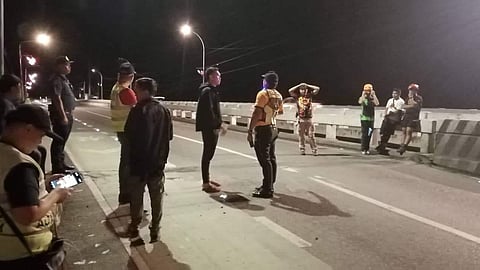 The southbound lane of Bolton bridge in Davao City was temporarily closed to all vehicles following the strong earthquake that hit the city on Saturday, December 2. A two-way traffic scheme was being implemented on the northbound lane of the bridge.