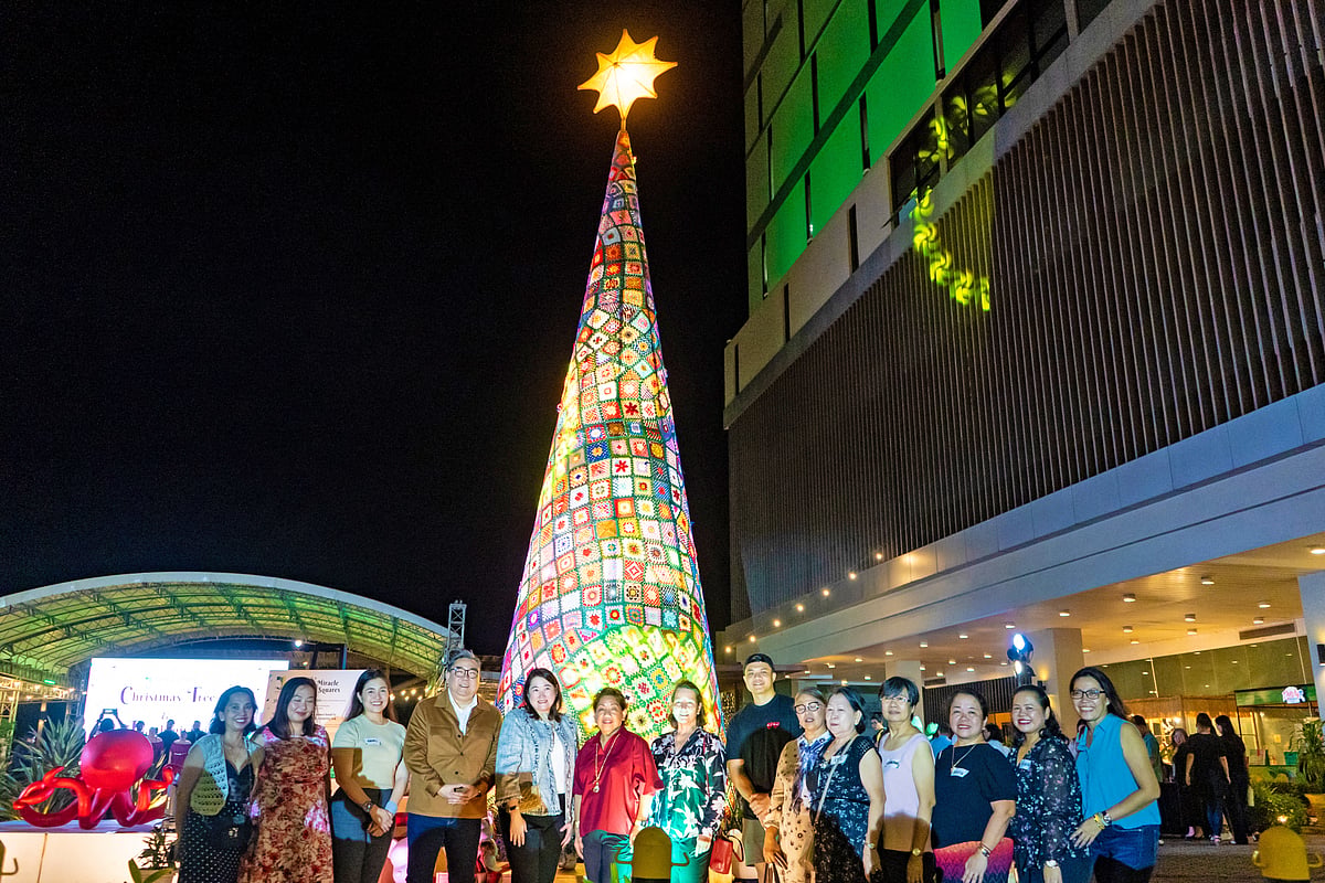 Visayas' First Crochet Christmas Tree Lights Up Oakridge Business Park's Festive Celebration - Vimarsana News