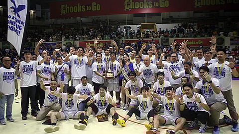 IKAPITO:Ang Sacred Heart School-Ateneo de Cebu Magis Eagles nagselebrar human nila malangkat ang titulo sa Cesafi basketball competition high school division. Mao kini ang ikapito nga titulo sa Magis Eagles. / Sugboanong Kodaker