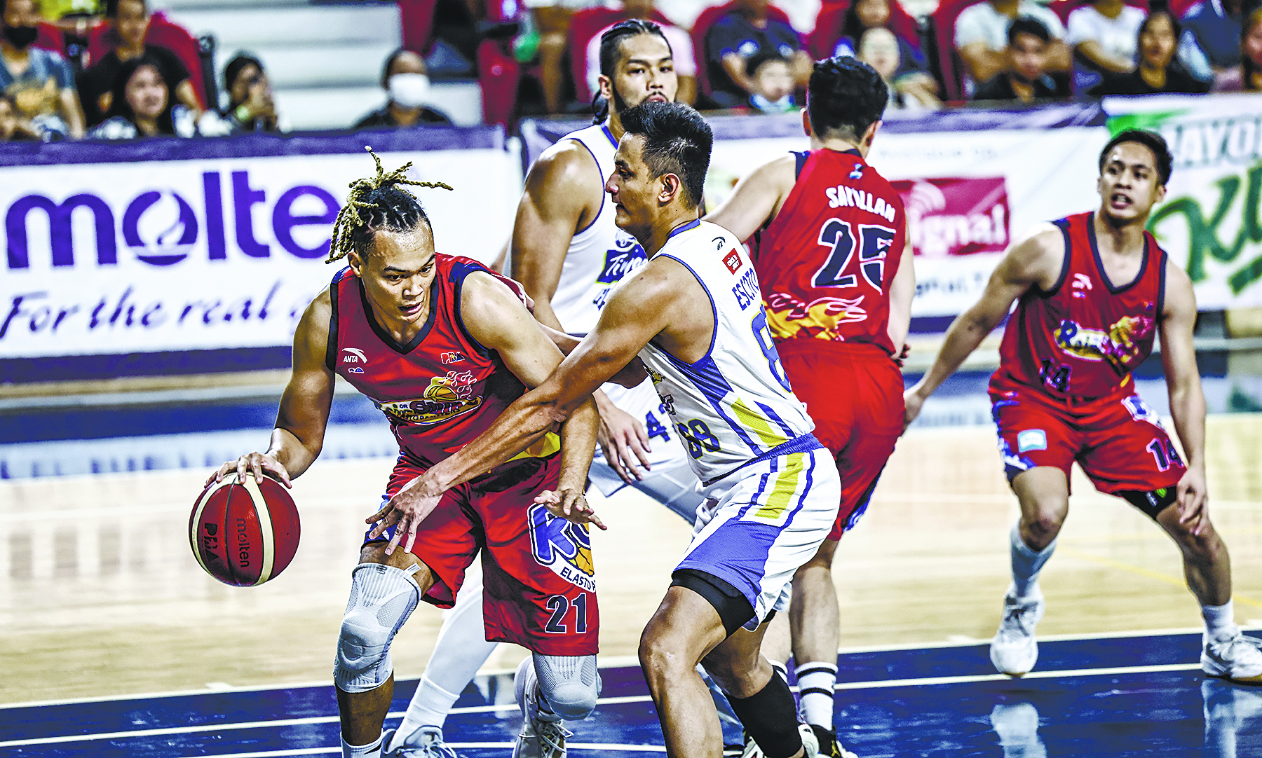 NANGUSOG: Milusot si Keith Datu (wala) sa Rain or Shine Elasto Painters batok sa depensa sa Magnolia sa PBA Commissioner’s Cup. 