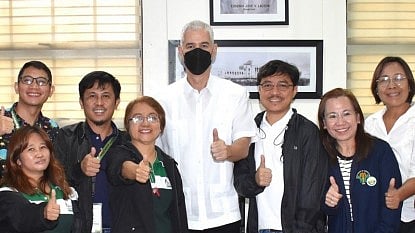 STRENGTHENED COLLABORATION. Negros Occidental Governor Eugenio Jose Lacson (center) with Dina Genzola (left), officer in charge of the Office of the Provincial Agriculturist, and Department of Agriculture 6 (Western Visayas) Director Dennis Arpia (6th from left), during the courtesy visit of the DA-6 personnel at the Provincial Capitol in Bacolod City on Tuesday, Jan. 23. 

