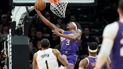 ■ SIDLAK: Mikuot sa ilawom si Phoenix Suns guard Bradley Beal (3) aron unhan ang depensa ni Indiana Pacers forward Obi Toppin ning aktuha sa usa sa mga aksyon sa NBA ning Lunes, Enero 22, 2024 (PH time). Misidlak ang Suns ning kombatiha. 