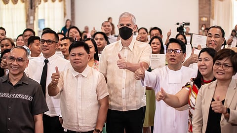 USLS officials and School Heads Academy graduates with Negros Occidental Governor Eugenio Jose Lacson.
