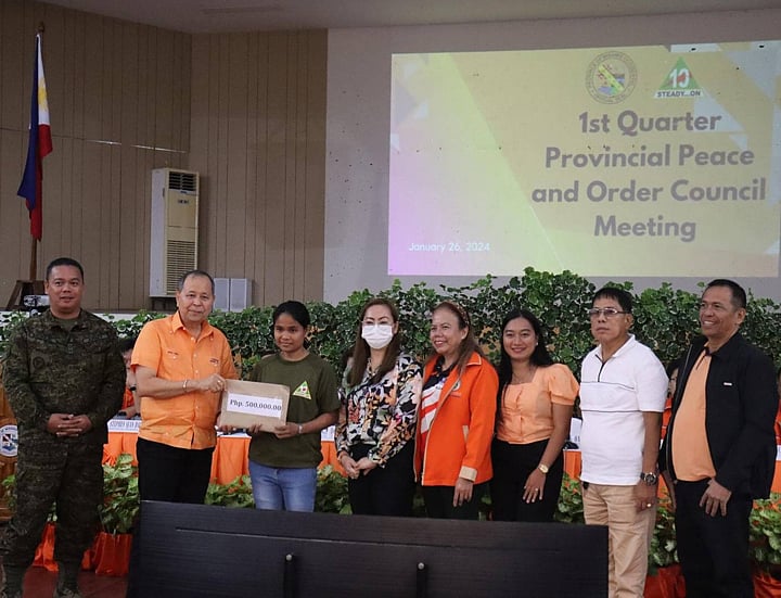 MisOcc Governor Rewards Ex-NPA Leader with P500,000 for Choosing Peace - Vimarsana News