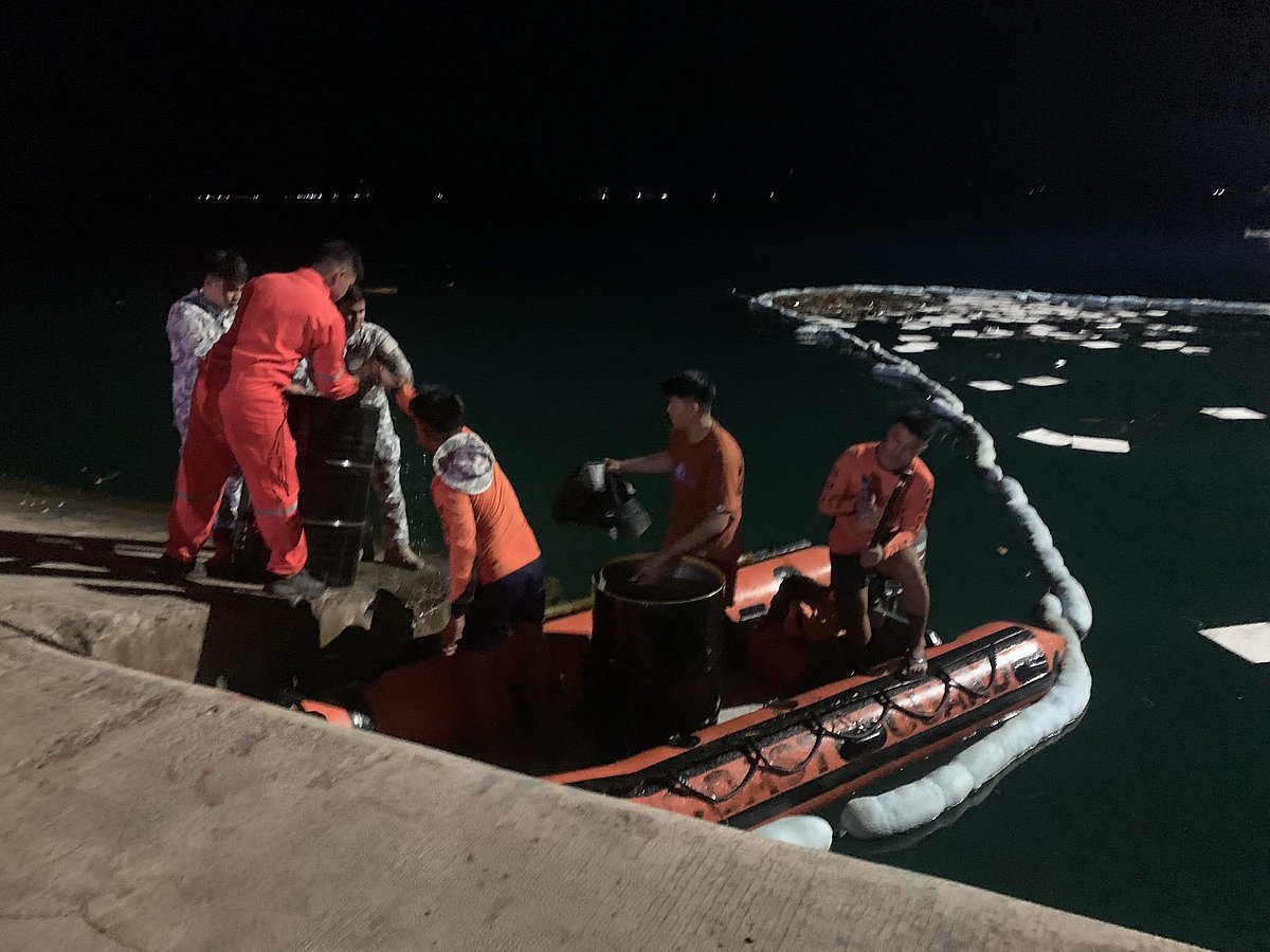 Philippine Coast Guard Contains 30-L Oil Spill in Davao City: Cleanup Operation and Investigation Underway - Vimarsana News