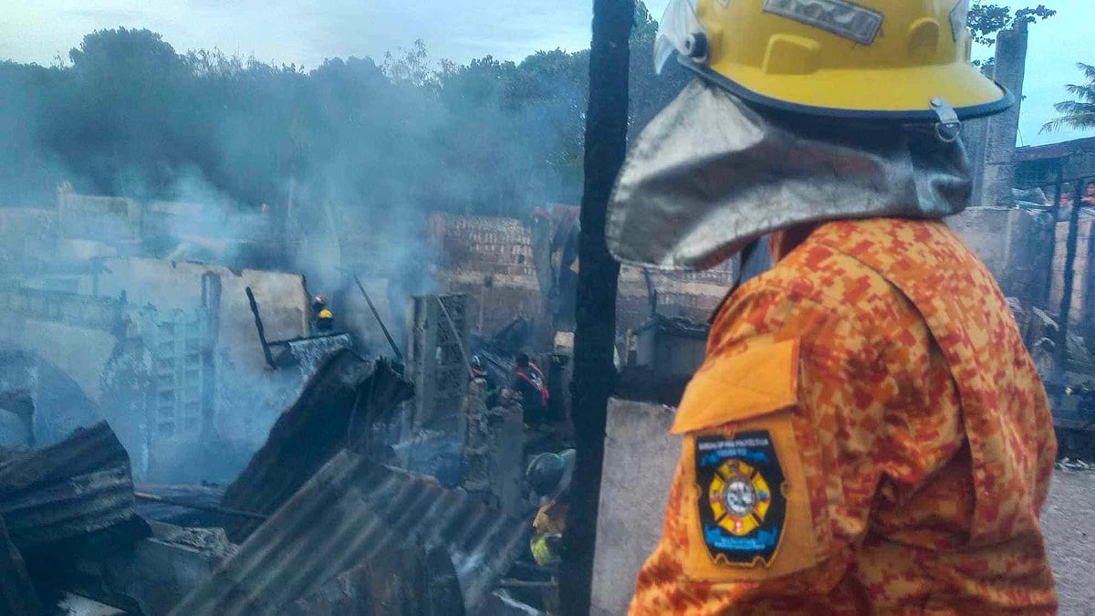 Fire-affected families in Barangay Quiot receive aid - Vimarsana News