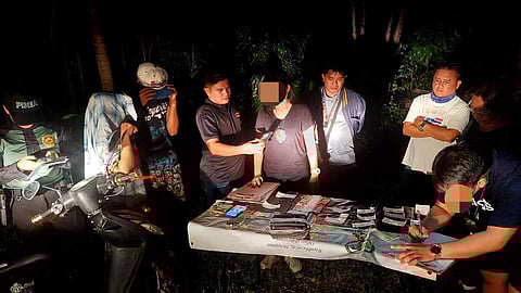 GIDILING DRUGAS: Ang malampusong operasyon batok sa pagpayuhot og gidiling drugas sa Philippine Drug Enforcement Agency (PDEA) Bohol ug sa Bohol Maritime Police Station sa buy-bust sa Purok 5, Barangay Tangnan, lungsod sa Panglao, alas 7:09 sa gabii sa Martes, Enero 16, 2024. 


