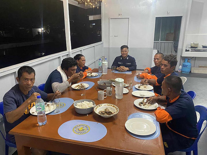 Panama-flagged carrier rescues 6 boatmen in Sulu Sea - Vimarsana News