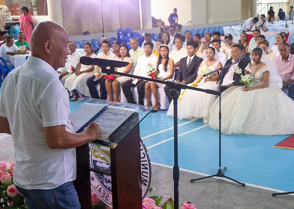 20 couples exchange vows in Moalboal mass wedding - Vimarsana News