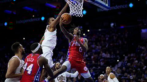NAWANI: Nakalusot si Philadelphia 76ers guard Tyrese Maxey (No. 0) sa de­pensa ni Evan Mobley sa National Basketball Association game sa Philadelphia. 