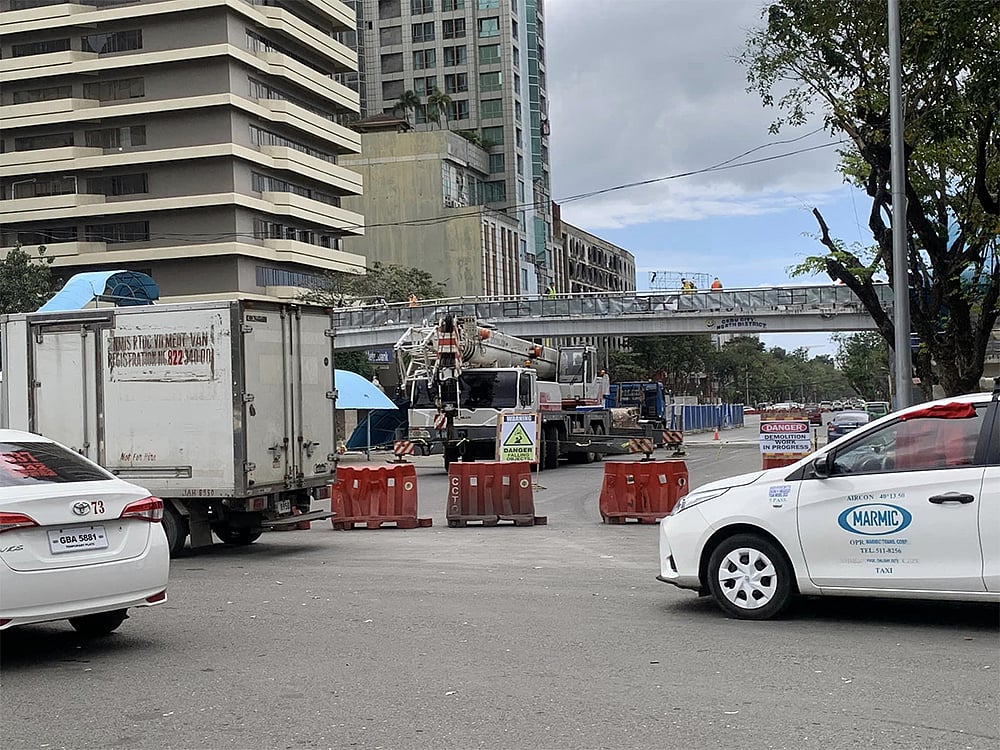 Skywalk removal prompts temporary road closure - Vimarsana News
