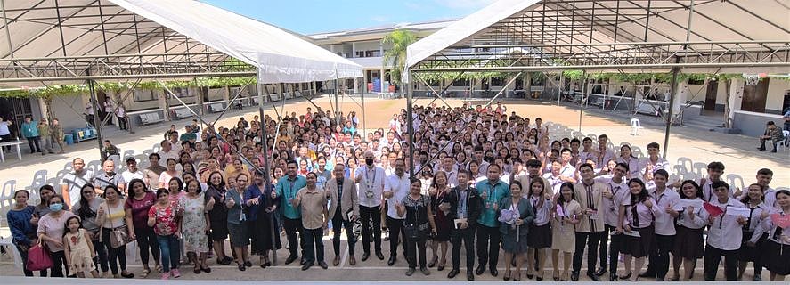 カバンカランの学生 200 人が Guv から P1-M 教育援助を受けています