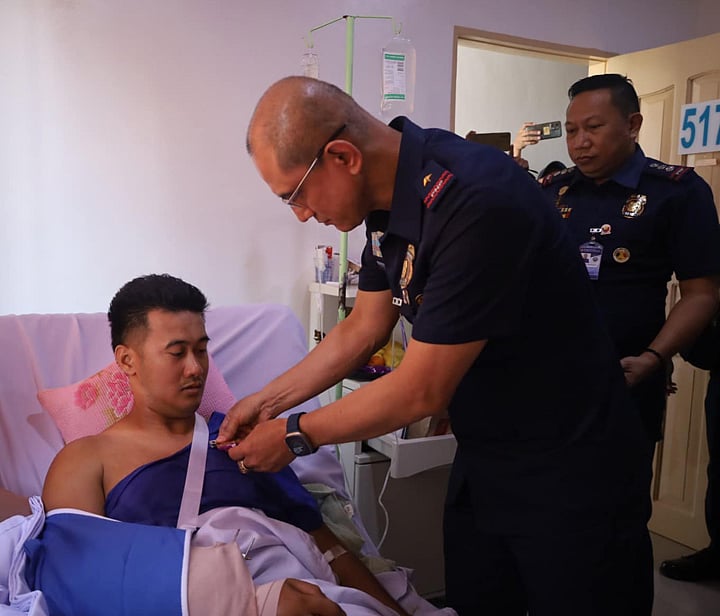 Medal awarded to a cop wounded in an ambush - Vimarsana News