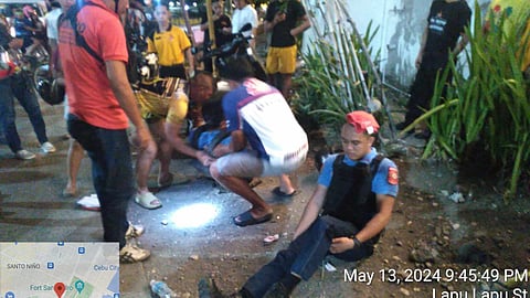 ■ NADASMAGAN: Sila si Patrolman Michael Joseph Yabot, 28, ug Patrolman Bryan Generale, 28, nga nag-foot patrol na-injured sa dihang naamong sa naghaguros nga motorsiklo nga gimaneho sa giingong hubog nga drayber nga si Glenn Nacua Morales, 28, samtang nagsubay sa Cebu South Coastal Road. Si Morales unang nakaigo sa babaye nga massage therapist nga nagbaktas sa dan niadtong higayuna. Estorya sa pahina 2. / TAMPO