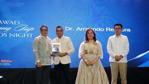 Intellectual Property Management Director Armando Reosura receives the IP Citation from IPOPHIL executives, April 29, at the Gawad Yamang Isip awards night in Makati City.