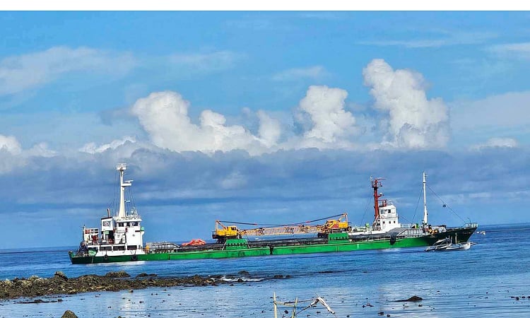 Cargo vessel refloated after DavOr grounding - Vimarsana News