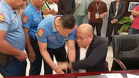CEBU. Cebu City Police Office Chief Police Colonel Antonietto Cañete taking the handcuffs from another officer to restrain former Cebu City administrator Collin Rosell.