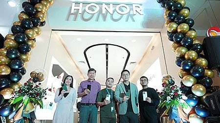 [L-R] HONOR Philippines Brand Marketing Manager Joepy Libo-on, WilTelcom General Manager Hector Lau, SM City Davao Asst. Mall Manager Jezer Gutierrez, HONOR Philippines Country Manager Sean Yuan, and PR Supervisor Denis Santos.