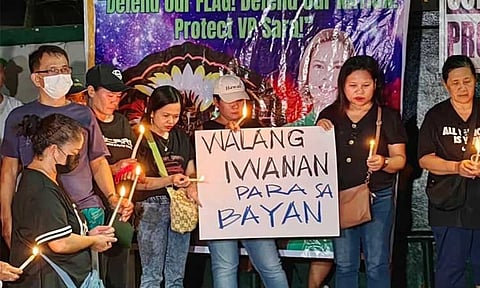 Ezra Francisquete
Following the ongoing rift between current President and Vice President of the Philippines including the detention of lawyer Zuleika Lopez, Chief of Staff of the Office of the Vice President (OVP), nearly a thousands of Dabawenyos showed their solidarity through the lightning prayer and candle-lighting rally to protest the what they call “unconstitutional” measures of the administration on Saturday, November 23, 2024.