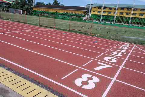 Pag-ayo sa rubberized oval  sa CCSC hapit na mahuman