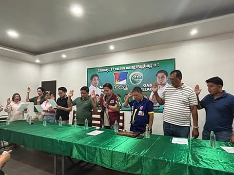Talisay City's Team SAGA, led by Mayoralty candidate Sam Siote and Vice Mayoralty candidate Gab Villacin, along with their entire slate, took their oath to the Liberal Party, officiated by ML Partylist Second Nominee Teddy Baguilat on Wednesday. (Photo by Teresa Ellera)
