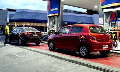 LOWER PRICES. Cars refuel in a gas station in Doña Carmen along Commonwealth Avenue in Quezon City on Tuesday (Dec. 17, 2024). Oil firms announced on Monday (Jan. 27, 2025) that they will slash fuel prices beginning Tuesday (Jan. 28).  (PNA photo by Ben Briones)