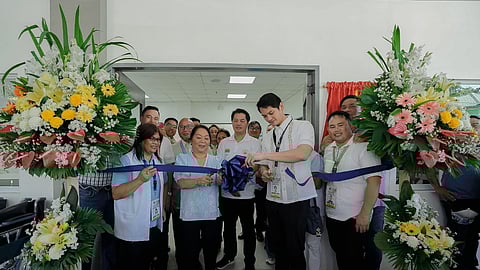 Victorias City Mayor Javier Miguel Benitez, his father former 3rd District Congressman now Bacolod City Mayor Alfredo Abelardo “Albee” Benitez, Cynthia Bantug Regino, Executive Director of the Victorias Kaayong Lawas Foundation, Inc. Ann Rose Gicana, Board Member Richard Julius Sablan and other Victorias City officials led the ceremonial ribbon cutting.