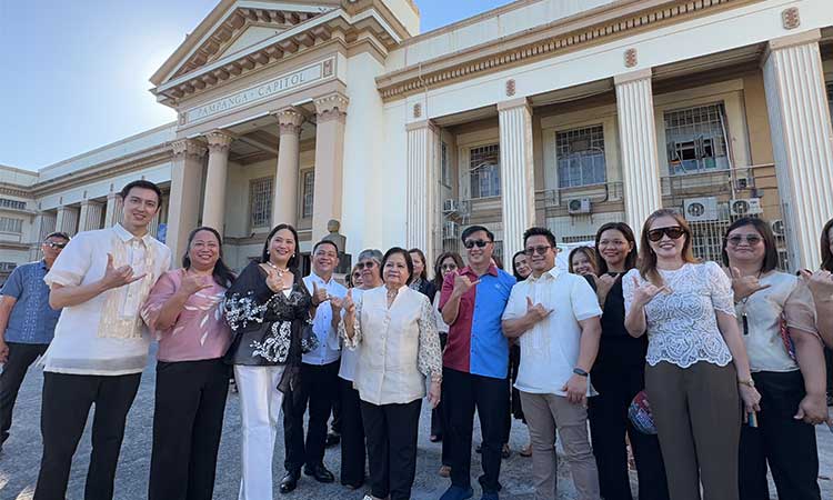 TOL IN PAMPANGA
Re-electionist Senator Francis Tolentino joins the provincial government’s flag ceremony alongside Vice Governor Lilia Pineda, members of the Sangguniang Panlalawigan, and Capitol employees. - Princess Clea Arcellaz
