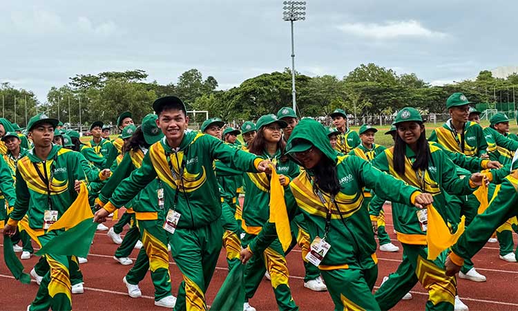 Athletes and officials from across Davao Region proudly marched in the parade of delegations, kicking off the 2025 Davao Regional Athletic Association (DAVRAA) Meet on Sunday, March 9, at the Davao del Norte Sports and Tourism Complex in Tagum City, Davao del Norte. The vibrant parade signaled the official start of the prestigious regional sports event, bringing together student-athletes from various provinces and cities to showcase their skills and compete in a wide range of disciplines.