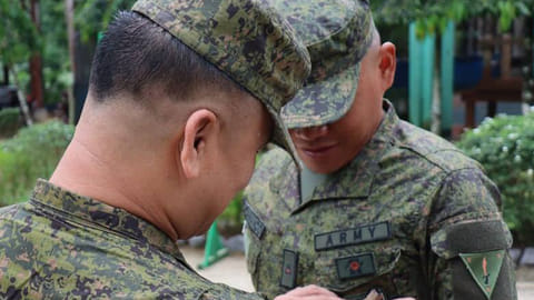 ZAMBOANGA. The Army’s 53rd Infantry “Matapat” Battalion (53IB) on Monday, March 10, held a Pinning of Ranks and Donning of Unit Patch Ceremony recognizing the three newly-promoted officers and officially welcomed a newly assigned officer into the battalion. A photo handout showed Lieutenant Colonel Rolando Vargas, Jr., 53IB commander (left), pinning the patch of the battalion to Second Lieutenant Danico Cacanando marking the beginning of his journey with the Matapat troopers. (SunStar Zamboanga)