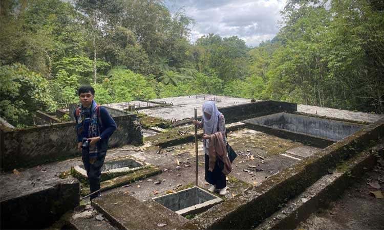 The ancestral house of the late Ameerul Mujahideen Sheikh Salamat Hashim, founding chairman of the Moro Islamic Liberation Front (MILF), in Camp Abubakar, located in what was previously known as Camp Abubakar (now Camp Iranun), Barira, Maguindanao del Norte is being considered for designation as a "cultural and historical heritage site”.