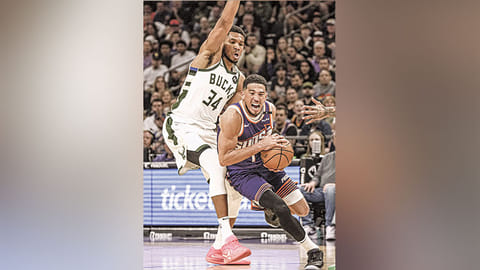 ■ LUSOT:Nangita’g paaagi si Phoenix Suns guard Devin Booker (tuo) aron lutsan ang depensa ni Milwaukee Bucks forward Giannis Antetokounmpo (wa) ning aktuha sa usa sa mga aksyon sa NBA ning Martes, Marso 25, 2025 (PH time). 