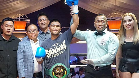  DOMINANTE: Giisa ang kamot ni Marlon Tapales (tunga) human niya gibuak ang ilong sa iyang kontra sa General Santos City.  / 