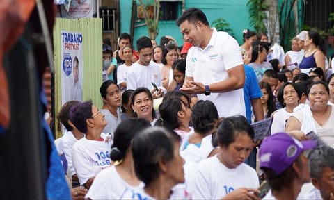 Nominee Nelson de Vega educates Novaliches residents about Trabaho Partylist’s advocacies, and reminds them to be cautious in dealing with people and companies offering them money and jobs online. 