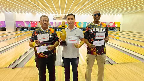 TOP THREE. Sugbuanon Bowlers United (SugBU) April champion Steve Williamson Ong Bahani (center) shares a pictorial moment with first runner-up Celestino Viloria (left) and second runner-up Richard Turner right after the monthly tournament.  / 