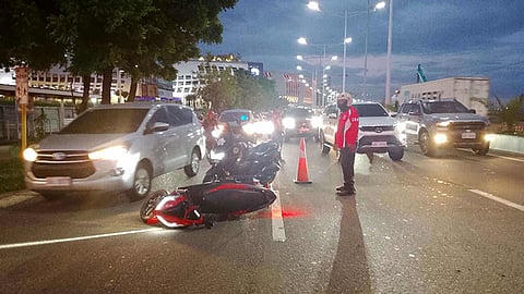 Motorcycle driver naligsan og dump truck sa SRP, patay 