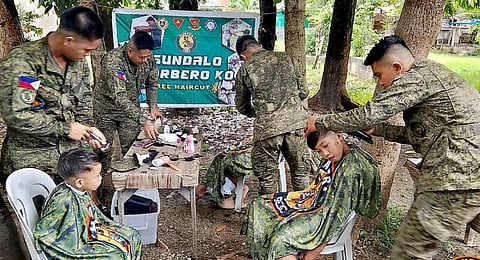 ILOILO. Personnel from the Philippine Army’s 61st Infantry Battalion, together with the Philippine Coast Guard Auxiliary, volunteer doctors, and civil society groups, deliver free health services and school supplies to residents of Barangays Cabanbanan and Bantayanan in Iloilo. The back-to-back outreach programs served over 330 individuals and aimed to strengthen community ties and public welfare. 