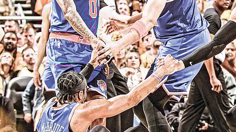 GIPABAROG: Nagtinabangay ang players sa New York Knicks sa pagpabarog kang Miles McBride (tunga) sa Game 3 sa Eastern Conference Finals. / 